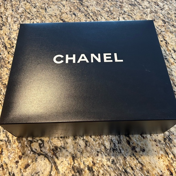 Chanel Handbag with receipt. Carried only once. - Picture 8 of 9